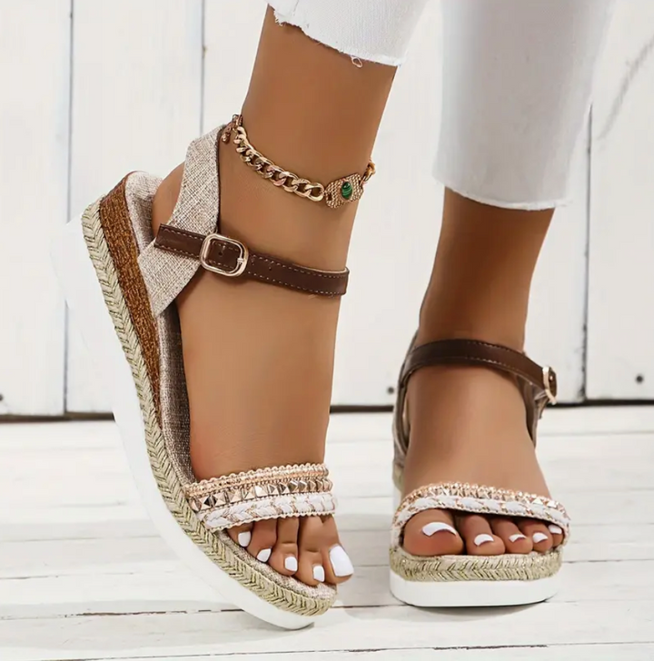 Sandalen met een open teen, Sleehak en Versierde studs