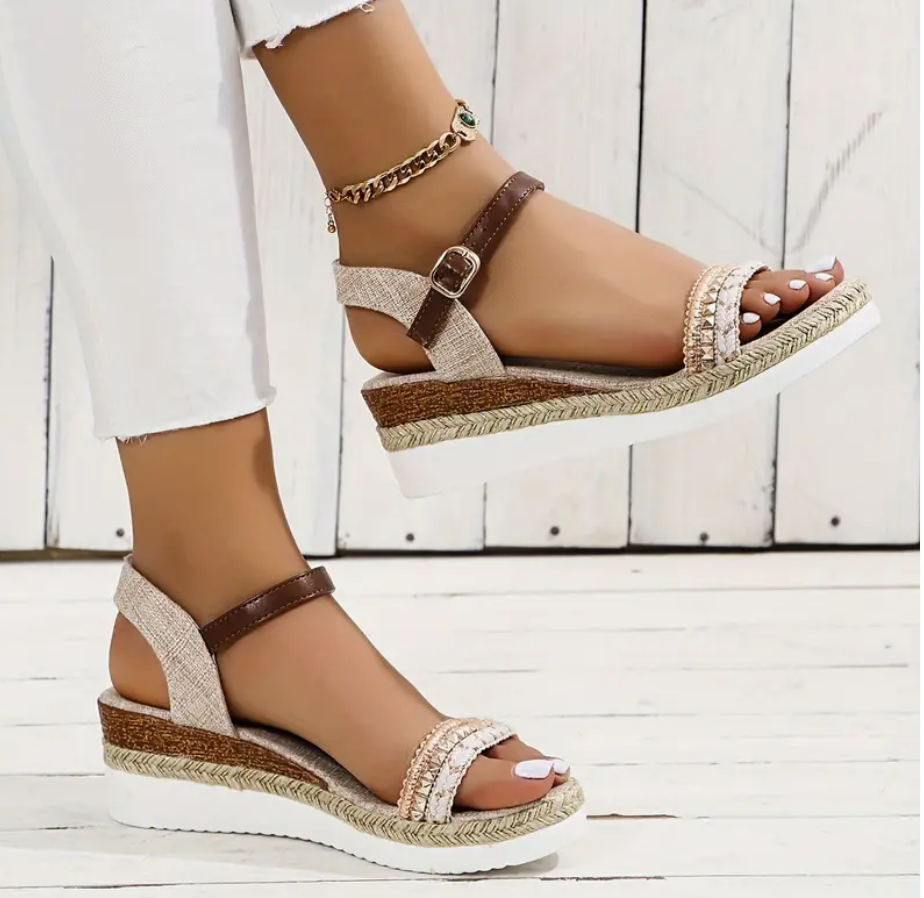 Sandalen met een open teen, Sleehak en Versierde studs