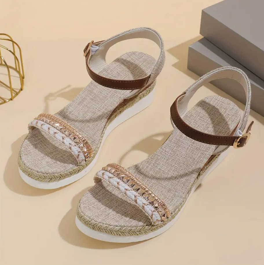 Sandalen met een open teen, Sleehak en Versierde studs